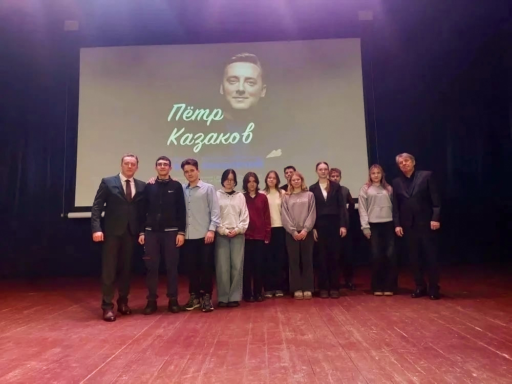 Вяземские школьники посетили литературно-музыкальную композицию Петра Казакова «Связь-поколений»